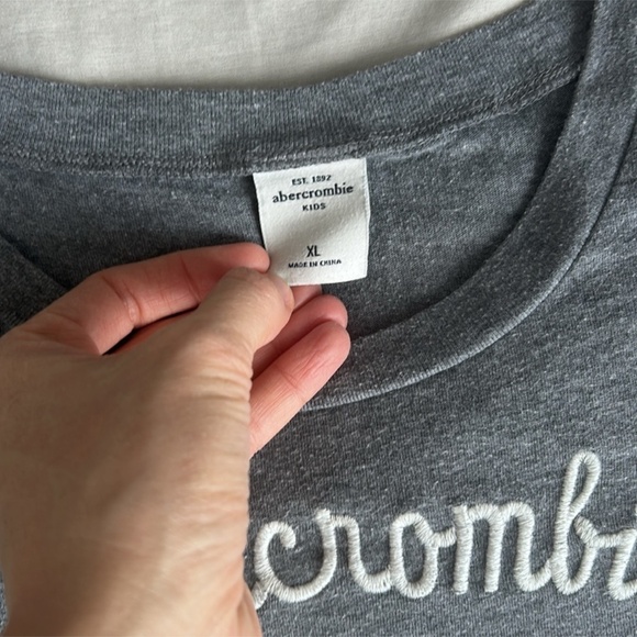 Abercrombie kids XL shirt , 60% cotton 40% polyester Stunning top - Picture 2 of 5
